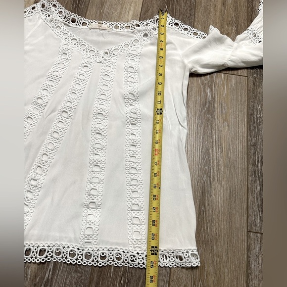 🛍️ Solitare Cold shoulder Lace trimmed top size Medium - Picture 10 of 11